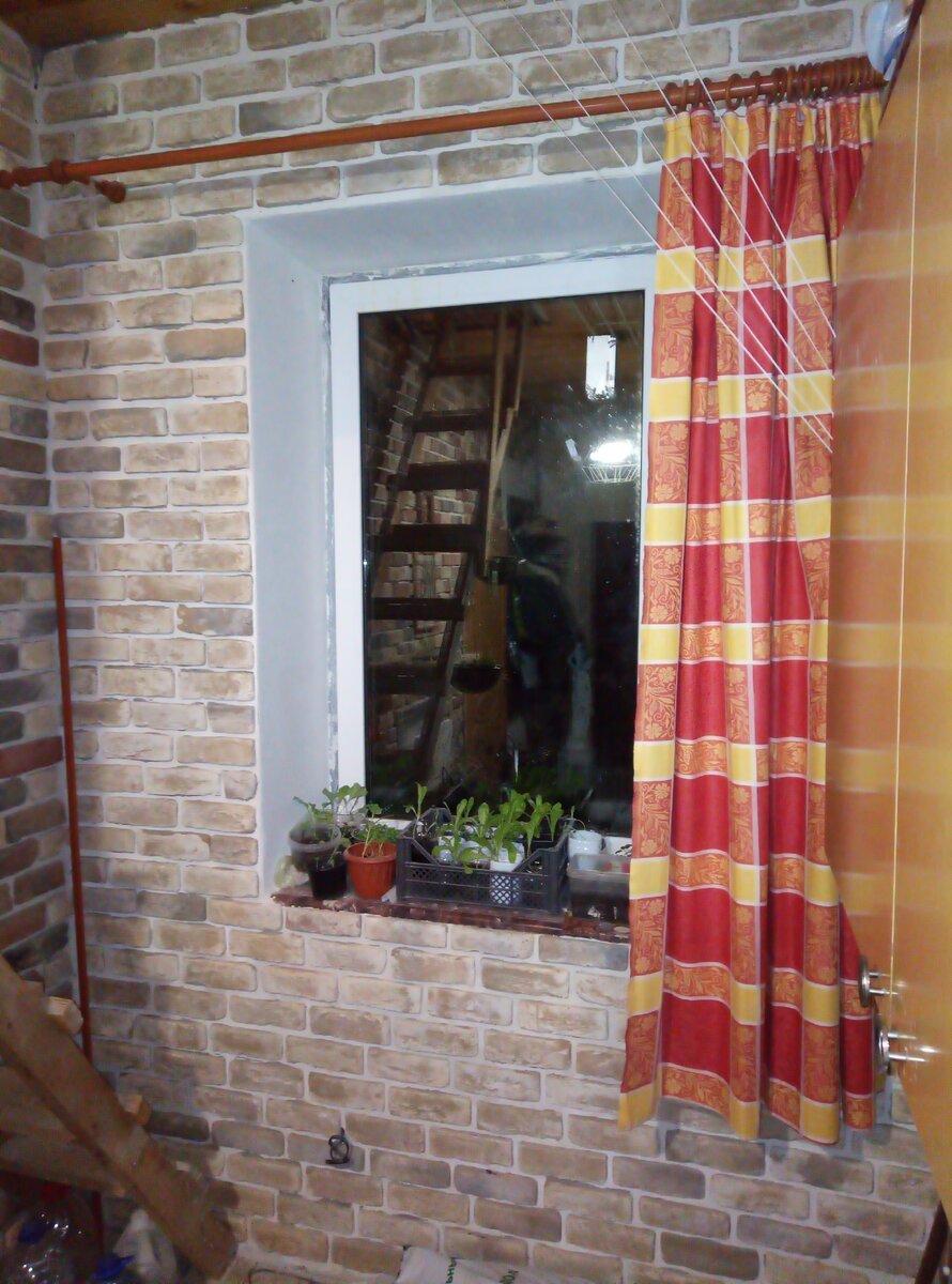 Отделка окна кирпичиками