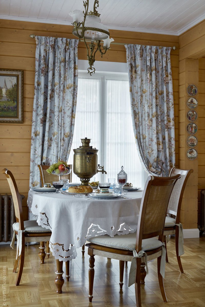 Интерьер столовой в стиле русской усадьбы