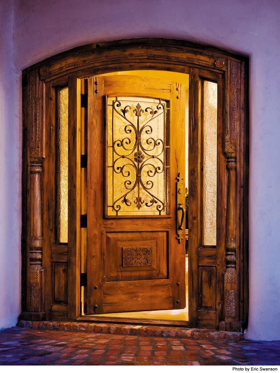 Старые входные двери в квартире. Красивые деревянные двери. Старинная дверь. Старинная деревянная дверь. Дверь входная деревянная.
