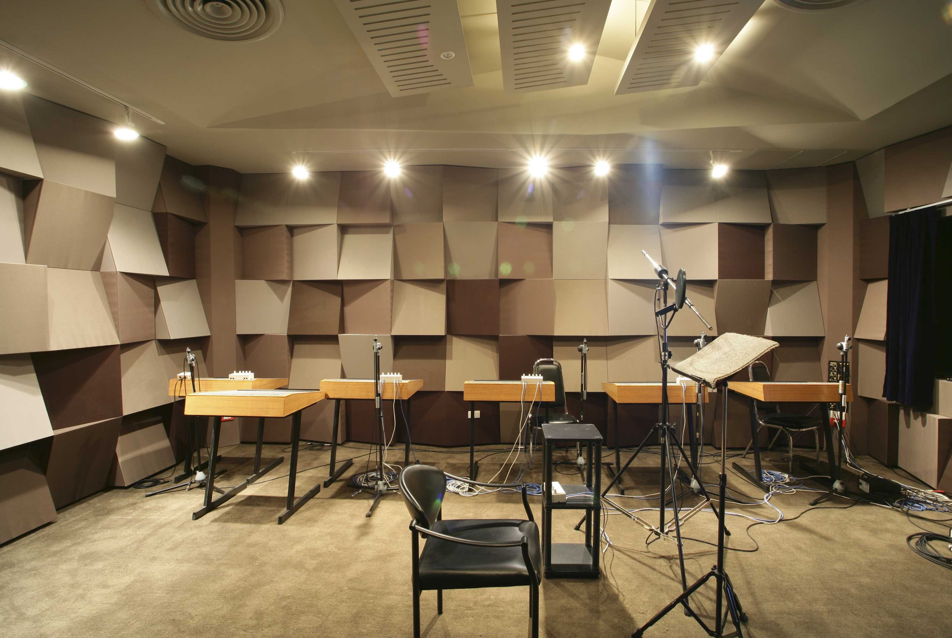 Акустические панели размеры. Акустические панели для студии. Звукоизоляция для студии. Потолок в студии звукозаписи. Студия звукозаписи интерьер.