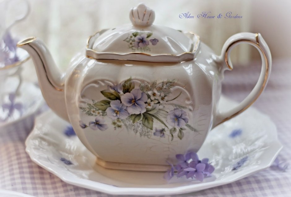 Чайник в руке