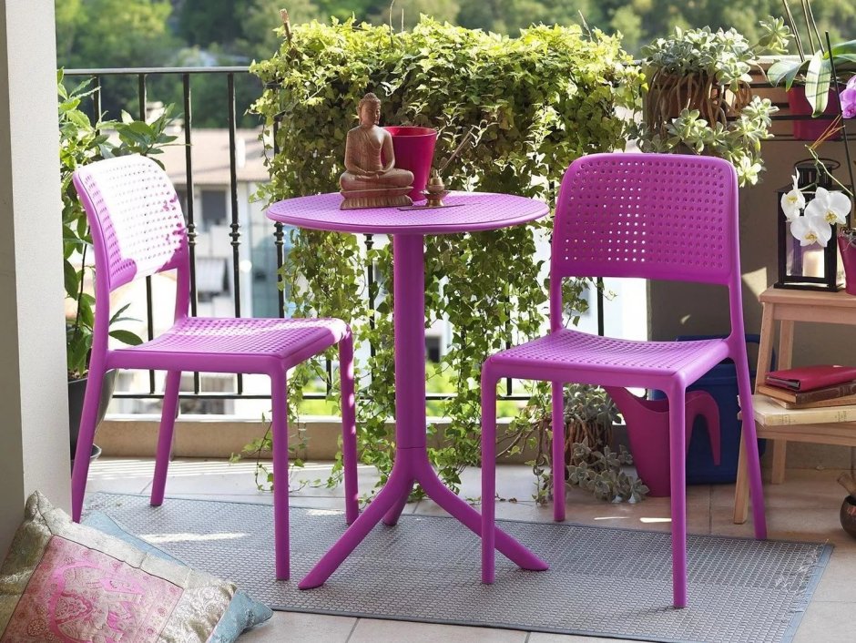 Пластмассовые столы и стулья
