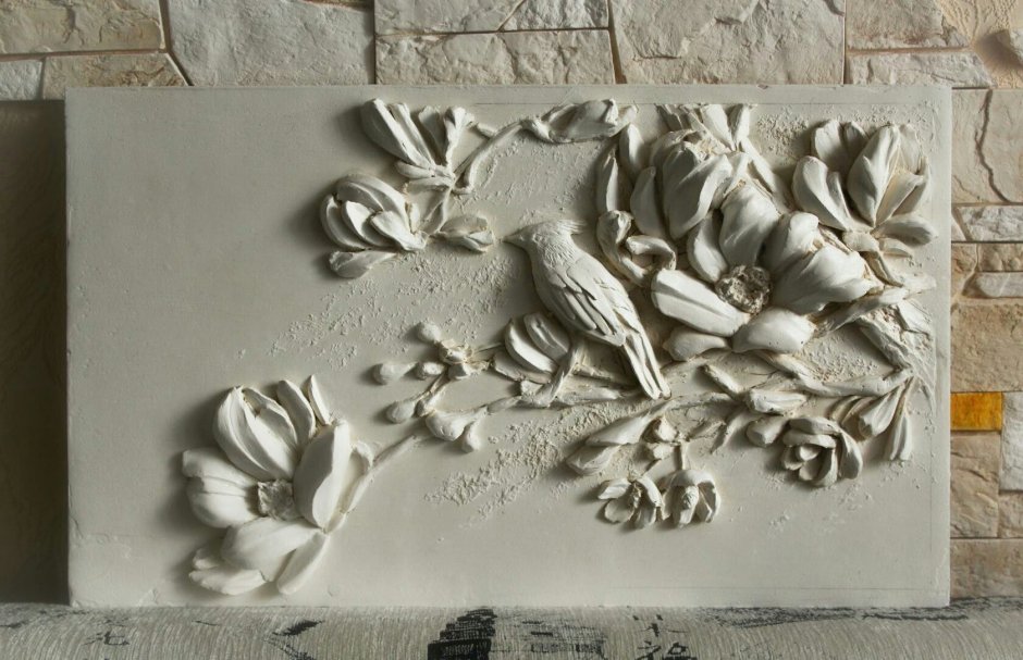 Скульптурная живопись на стене