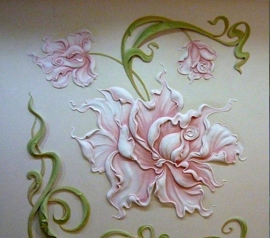 Лепка на стене цветы