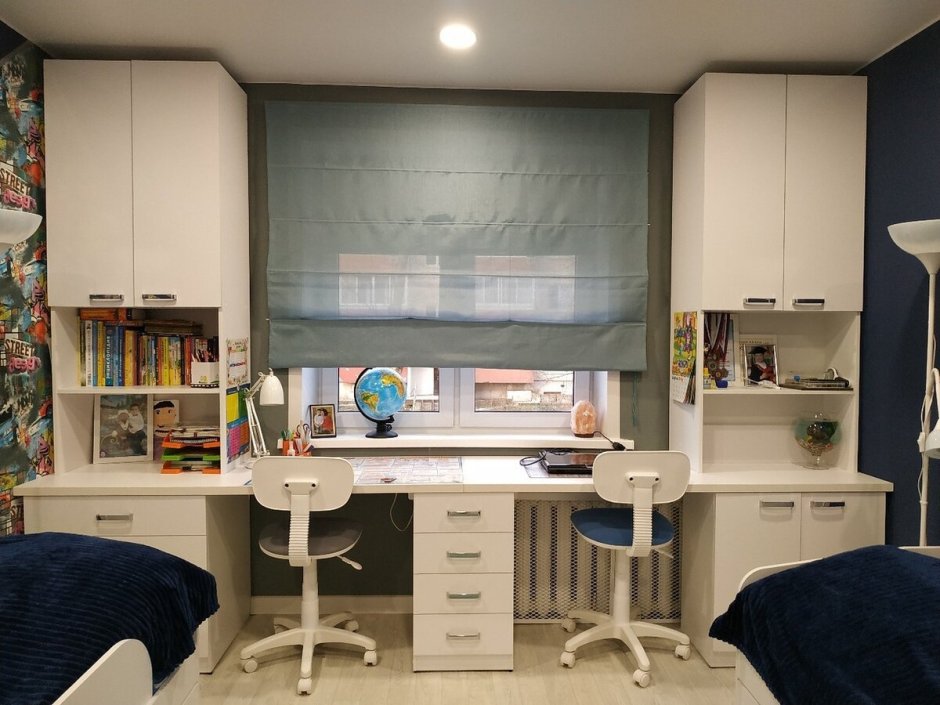 Рабочая зона у окна в детской для двоих
