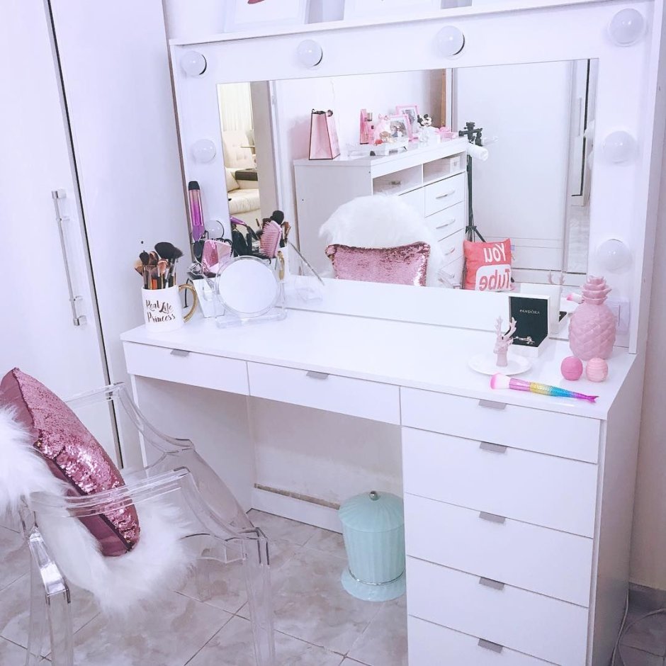 Комната подростка девочки с туалетным столиком
