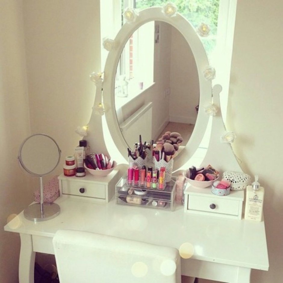 Зеркало в комнате подростка