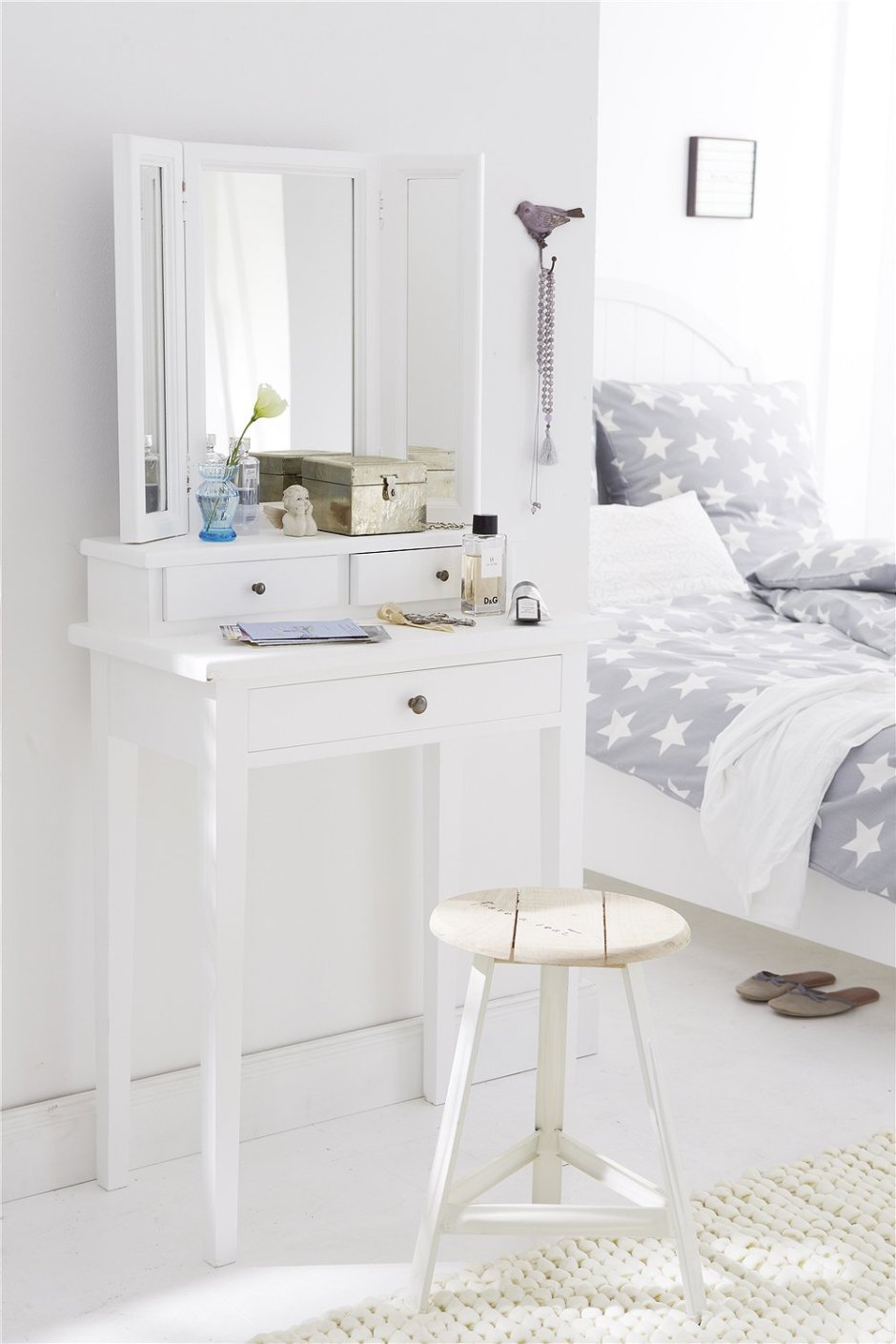 Косметика на туалетном столике в интерьере