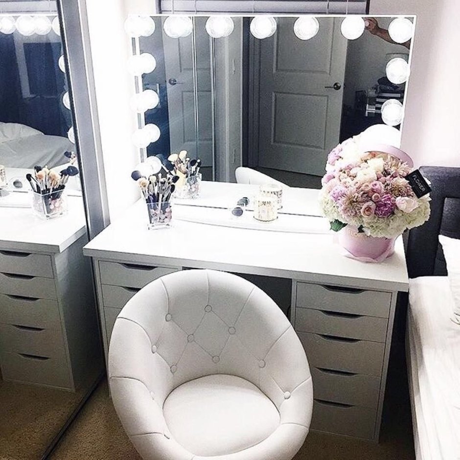 Женский уголок в спальне