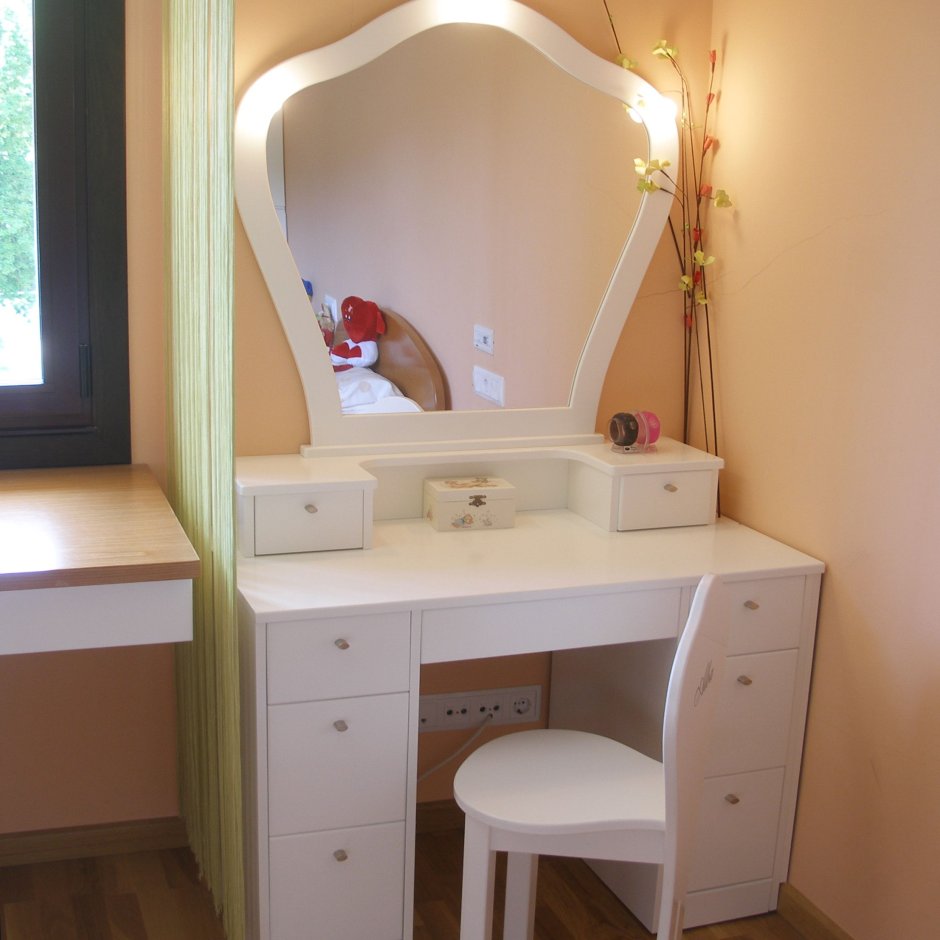 Комната для девушки с туалетным столиком