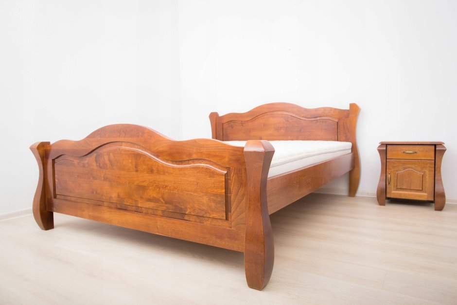 Кровать двуспальная деревянная красивая