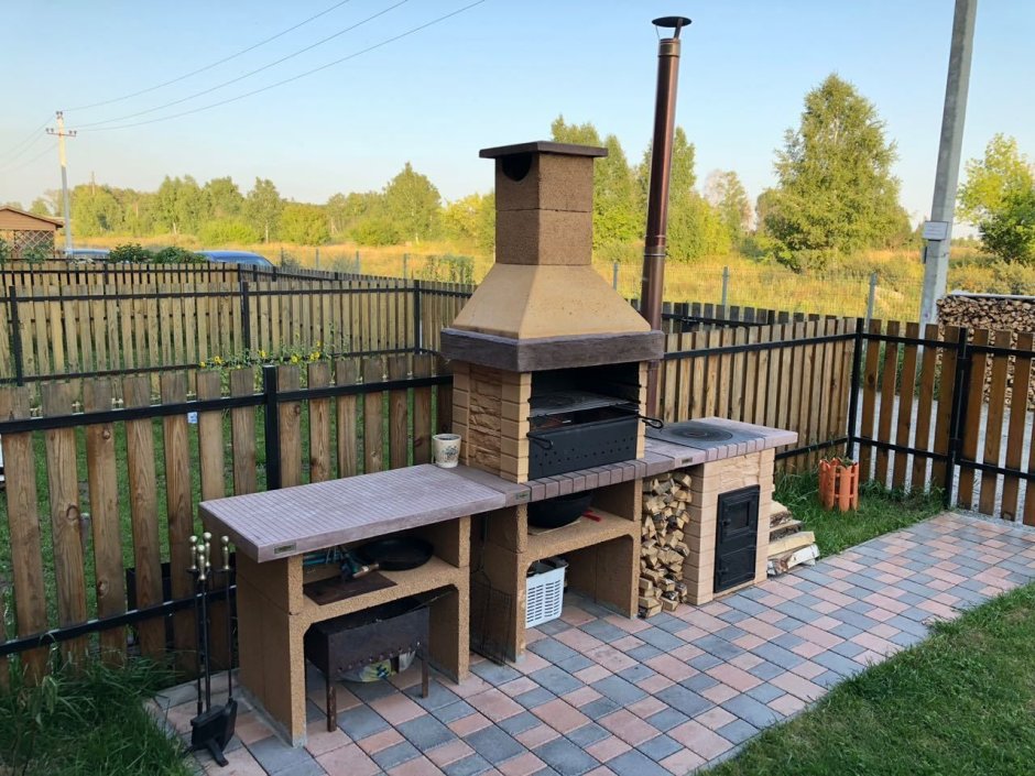 Мангал из кирпича со столиком