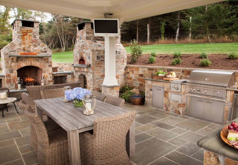 Зона барбекю на даче закрытая