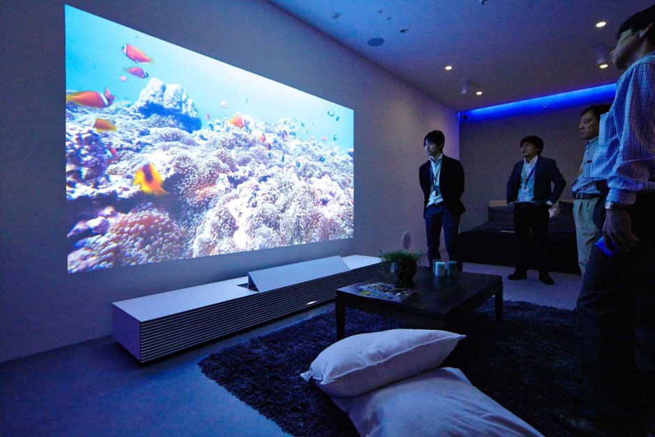 Экран для проектора в интерьере