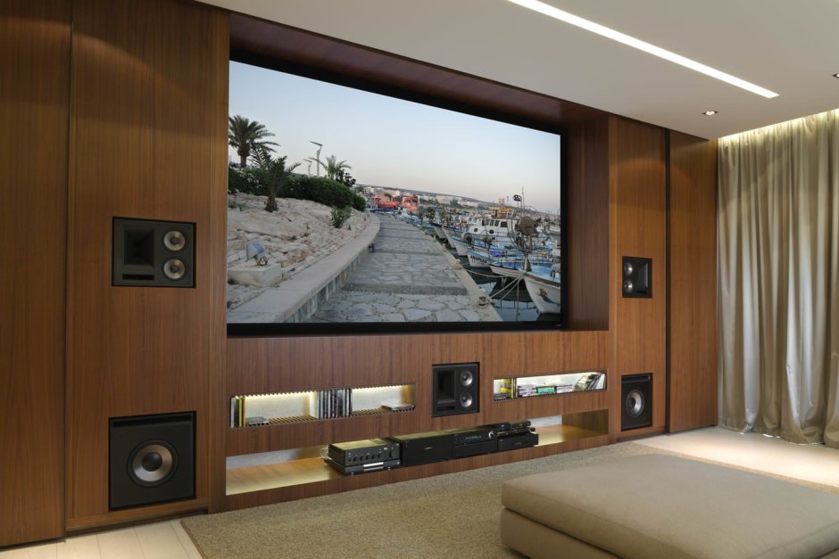 Комната с большим телевизором