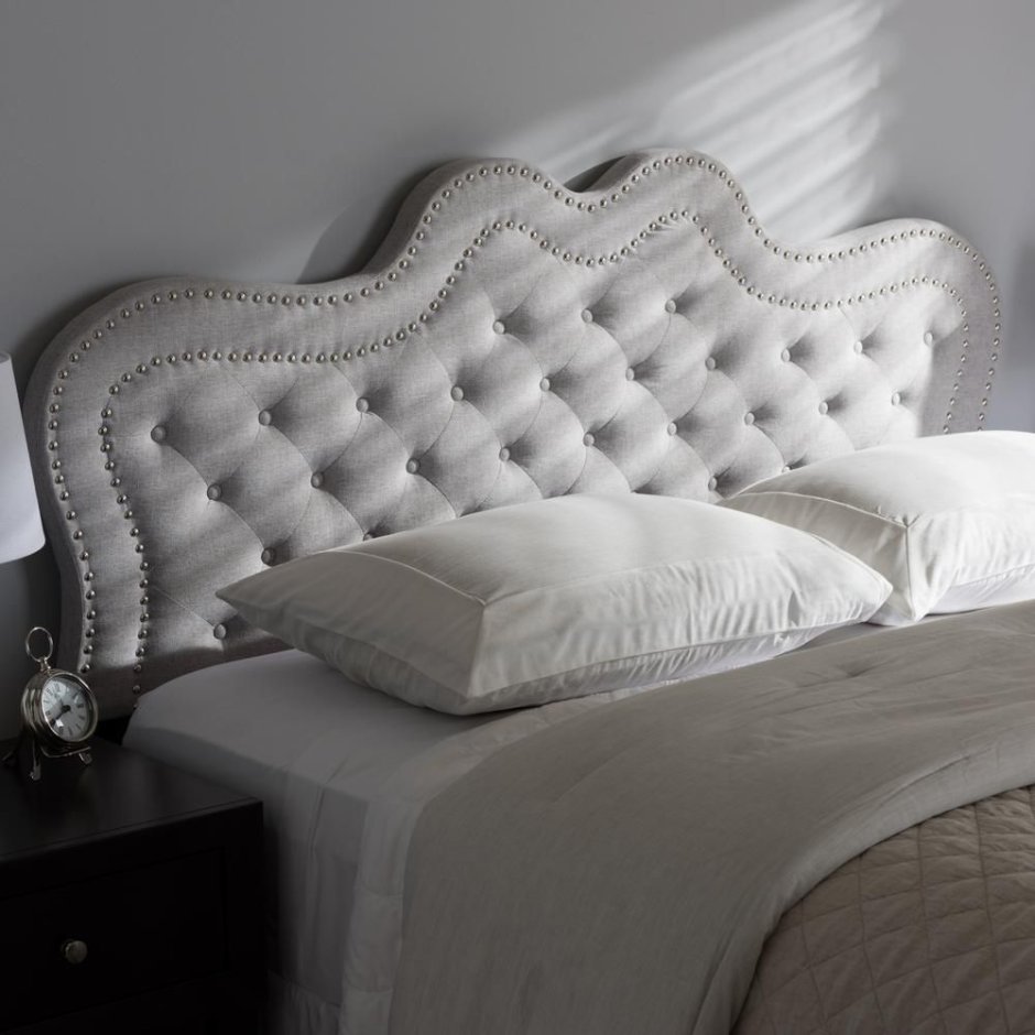 Кровать с фигурным изголовьем