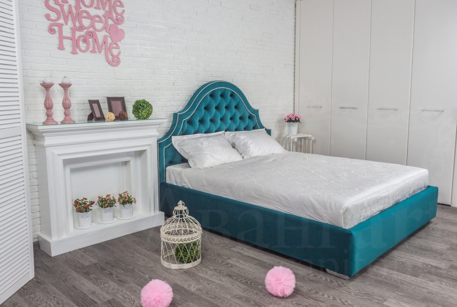 Кровать для девочки с мягким изголовьем