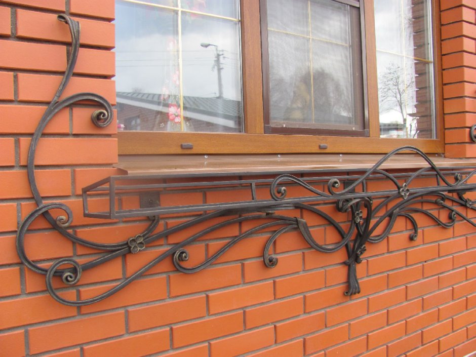 Кованая цветочница под окно