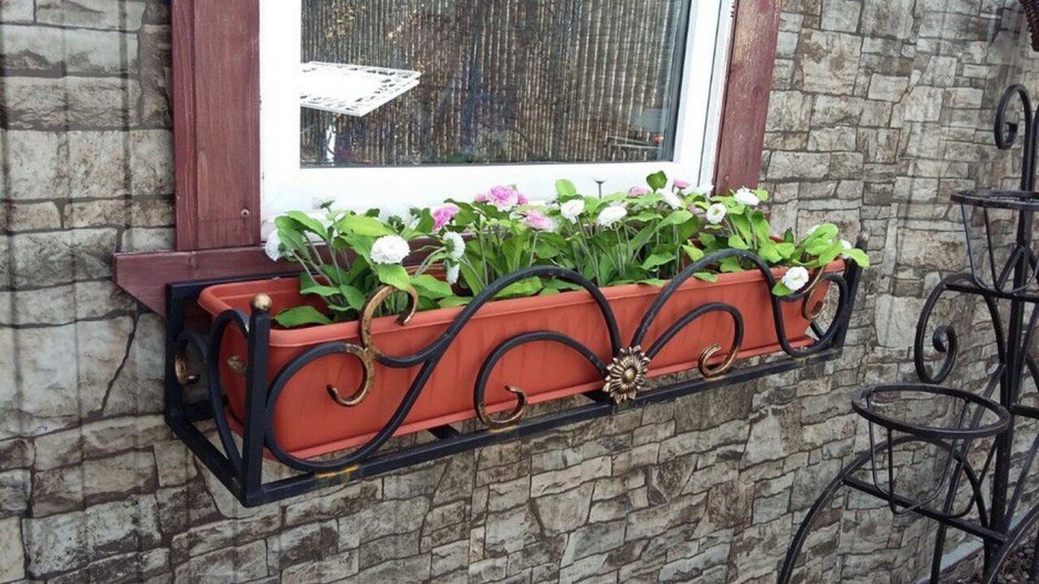 Кованая цветочница под окно