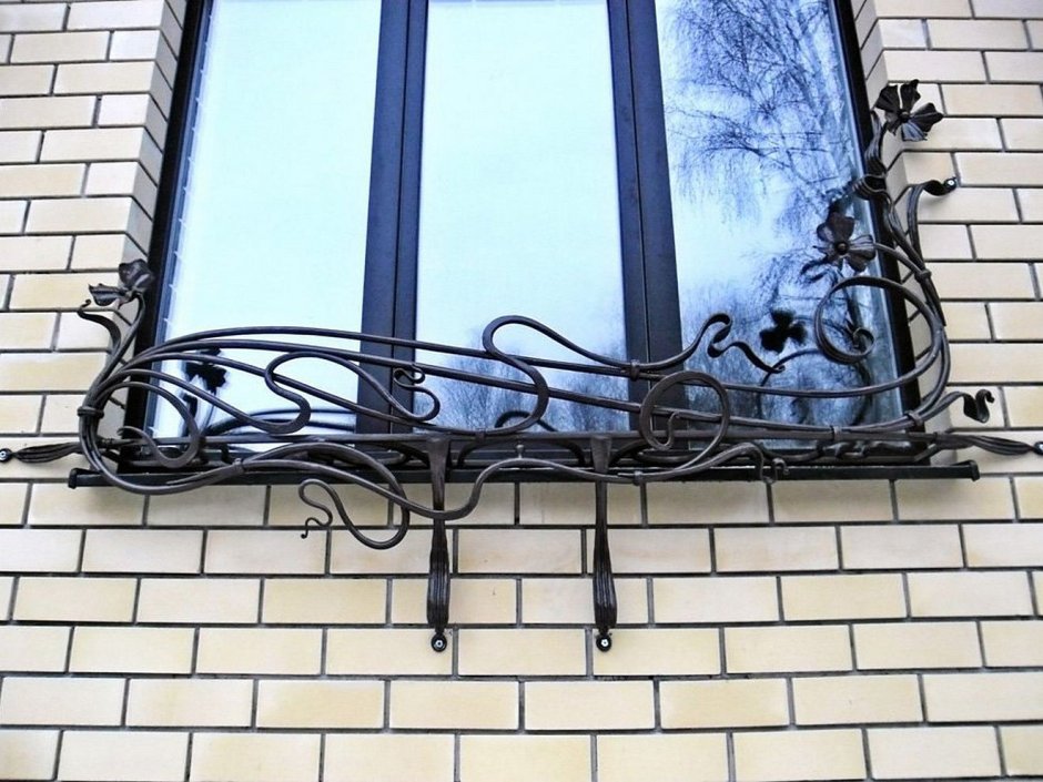 Кованые цветочницы на окна