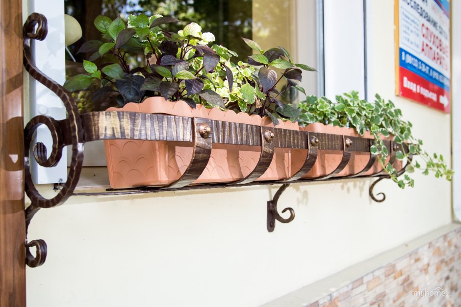 Кованые подставки для цветов на окна