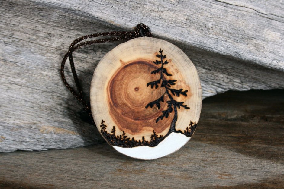 Роспись на срезе дерева