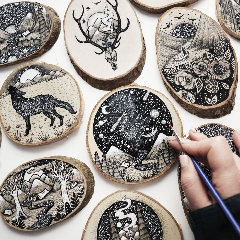 На срезе дерева композиция