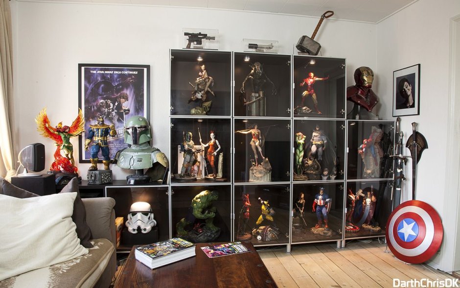 Комната для девушки со стеллажом