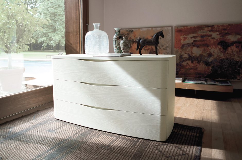 Комод с закругленными углами в спальню