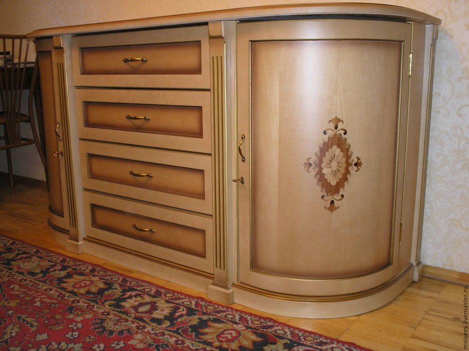 Полукруглый комод в спальню