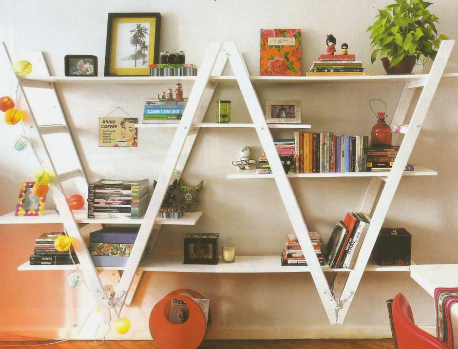 Открытые шкафы с полками