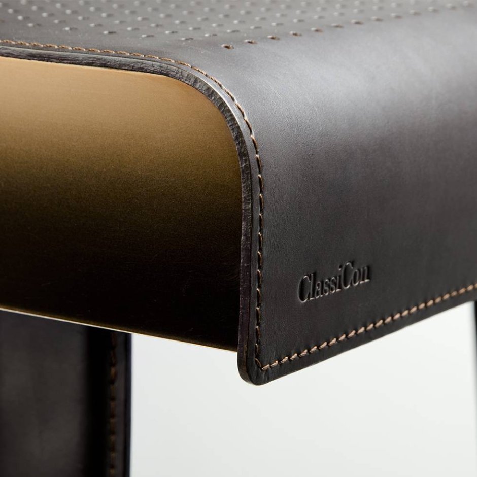 Стол с кожей