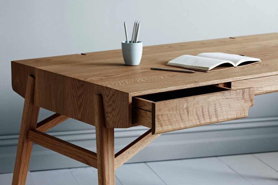 Стол письменный из ЛДСП С кожаной вставкой