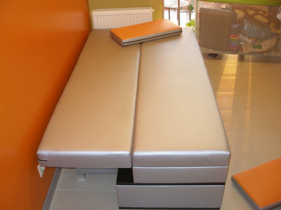 Узкий раскладной диван на кухню