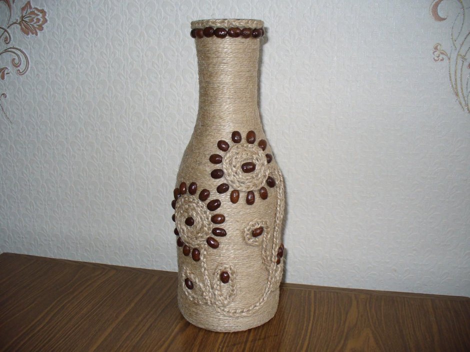Ваза из бутылки и джута