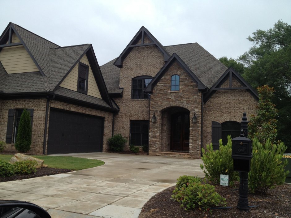 Дом из темного кирпича