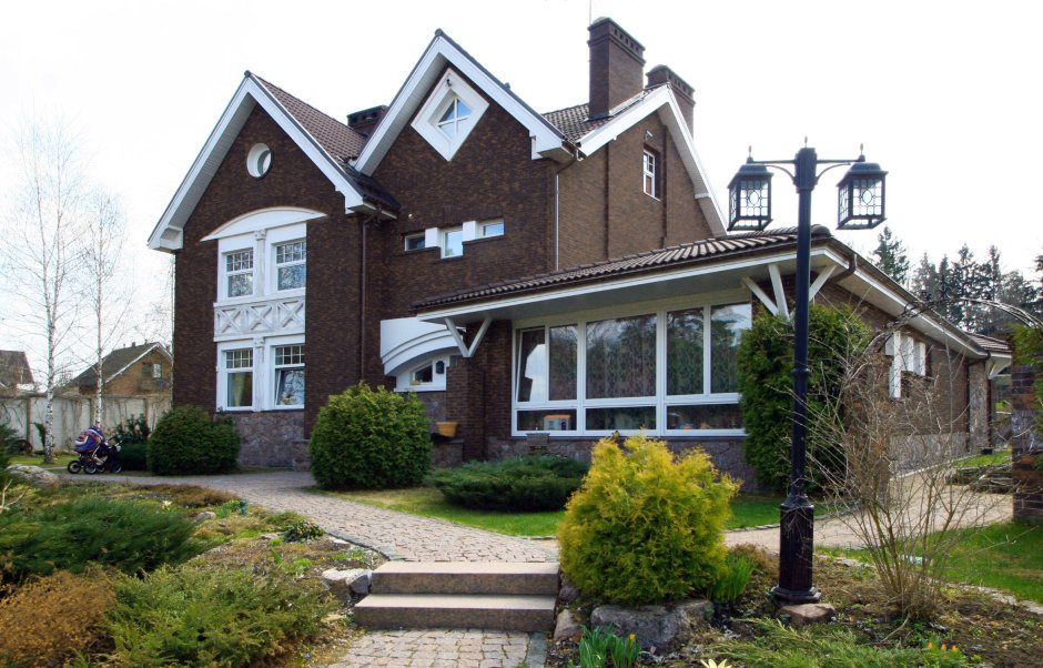 Коричневый фасад дома