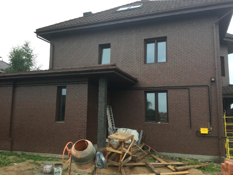 Коричневая штукатурка фасада