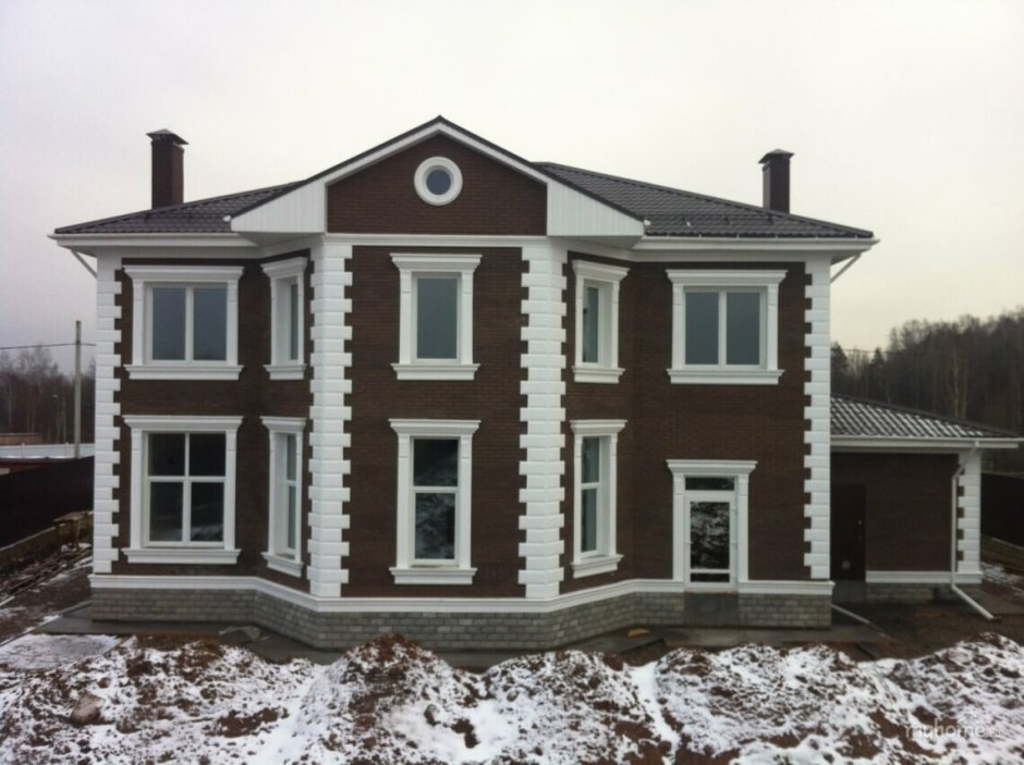 Коричневый дом с белой отделкой