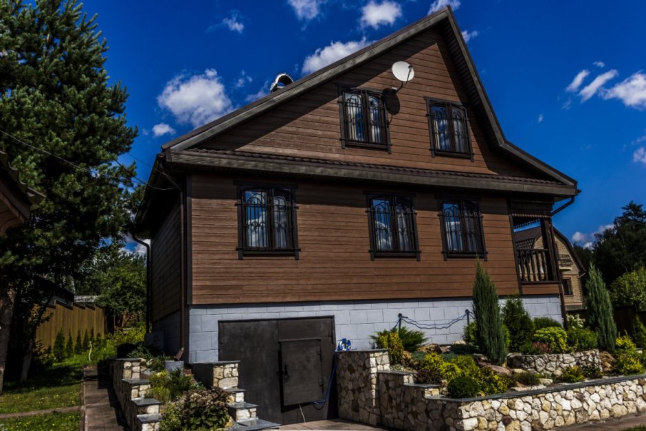 Коричневый дом