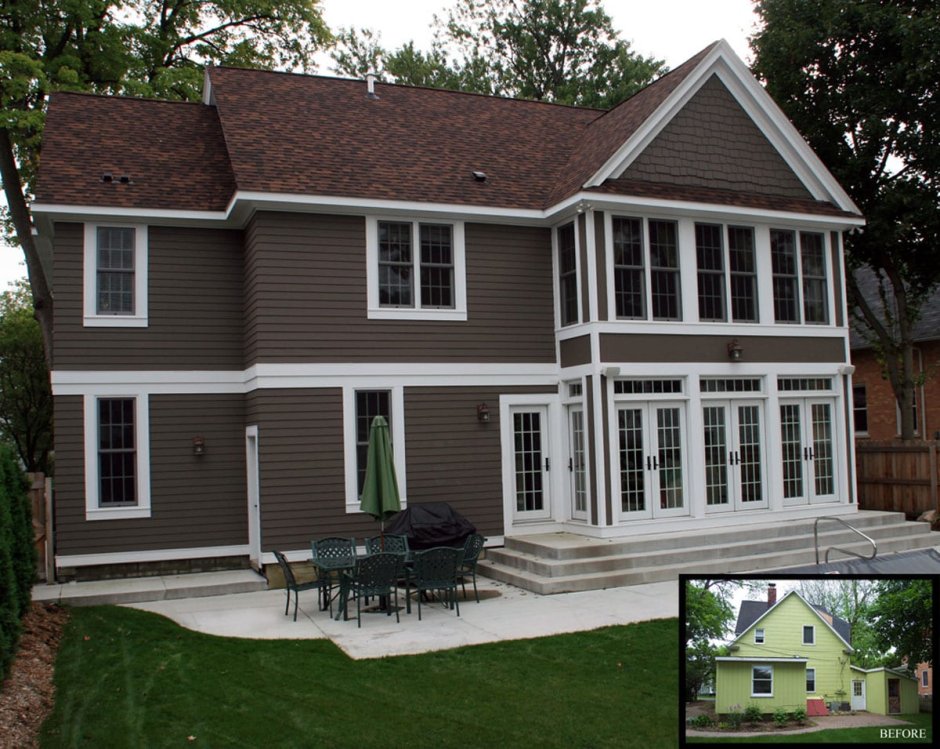 Дом с коричневой крышей и белыми окнами