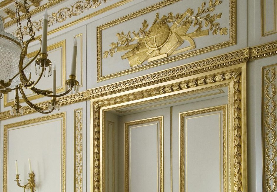 Декоры на дверях в дворцовом стиле
