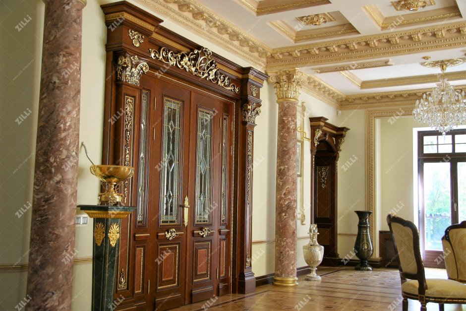 Классический интерьер с колоннами