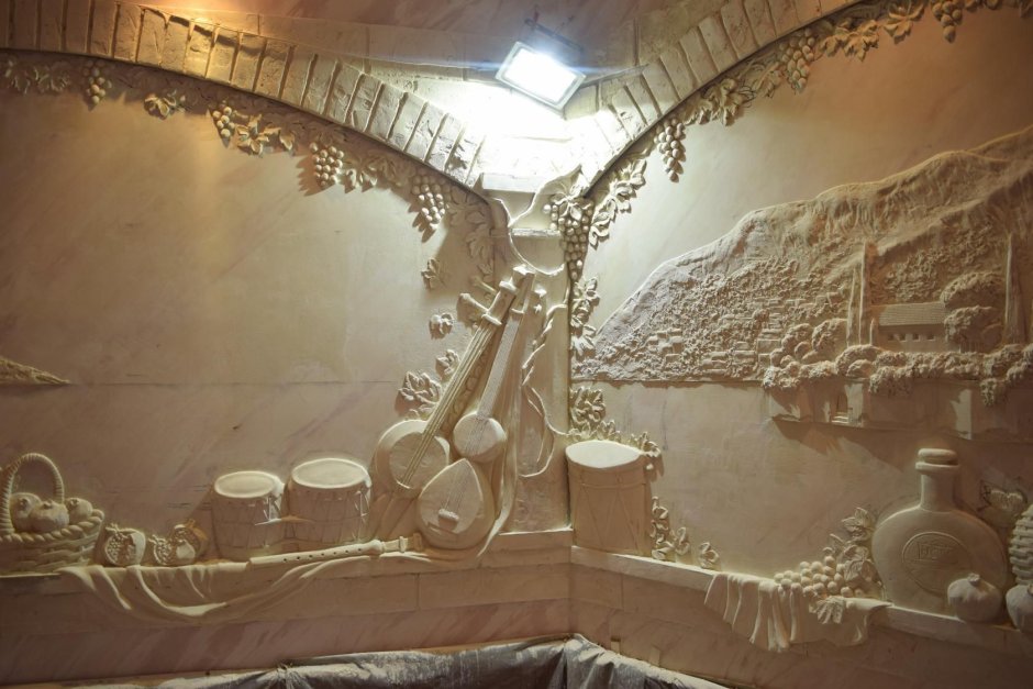 Барельеф на стене окно