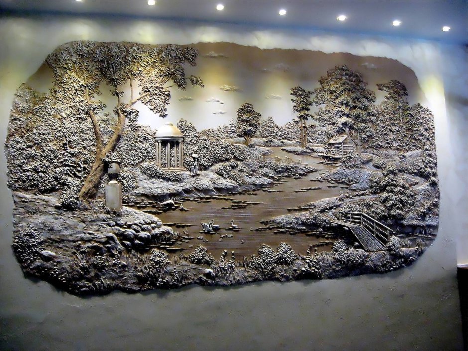 Барельеф горы на стене