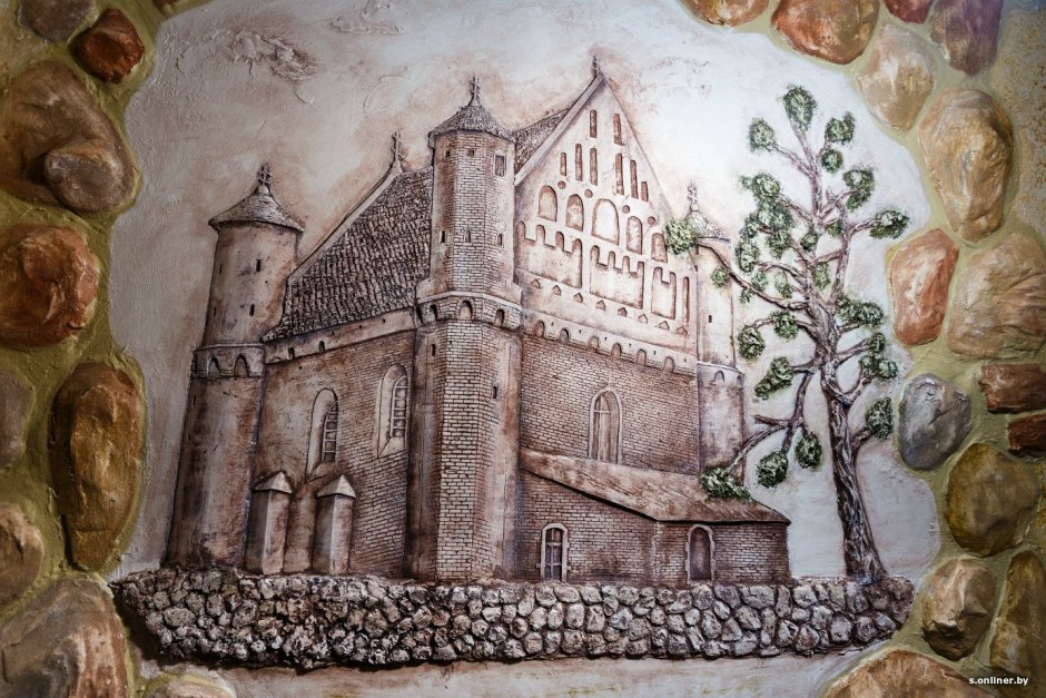 Барельеф замок на стене