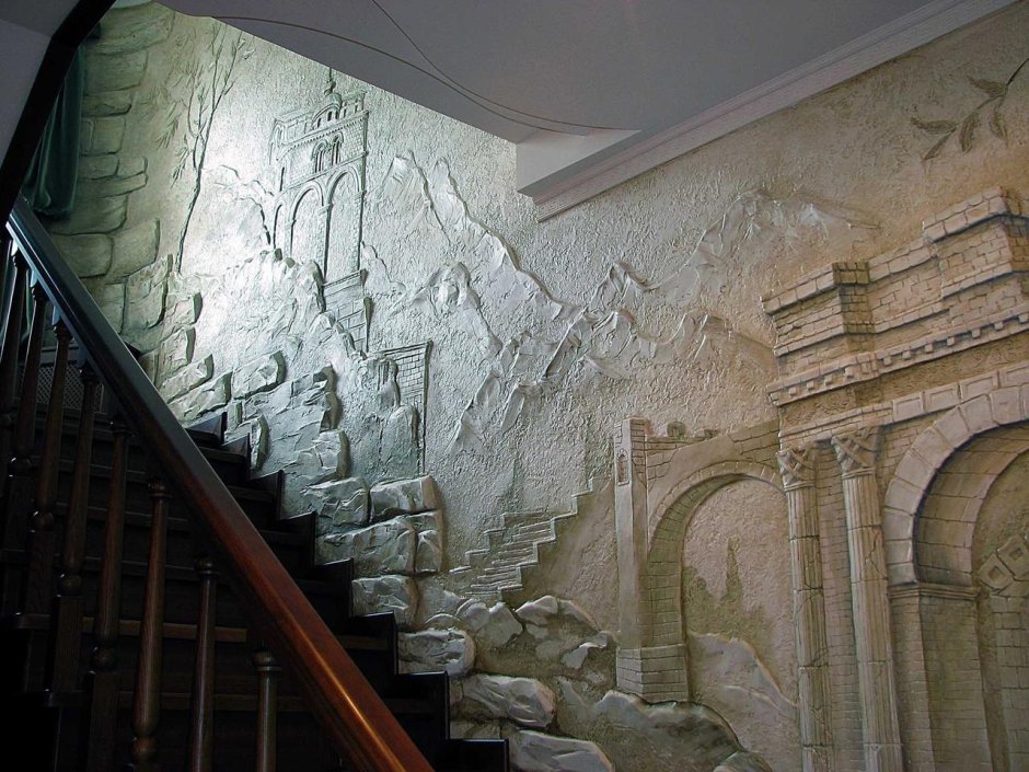 Барельеф на лестнице