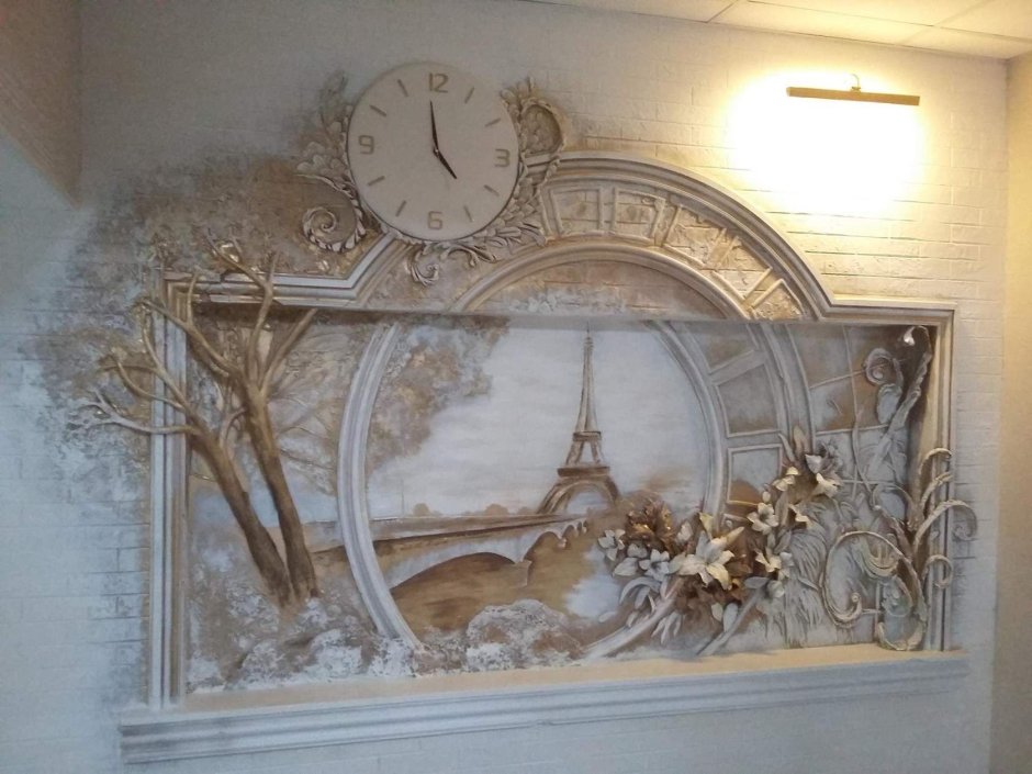Барельеф с часами на стене