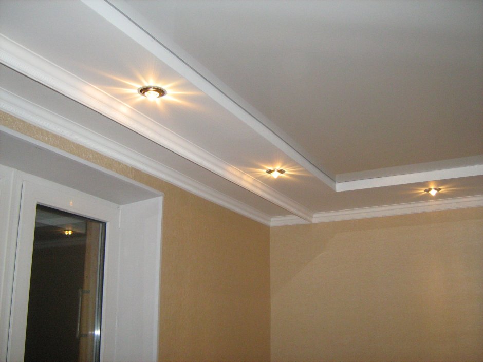 Разноуровневый потолок из гипсокартона в зале
