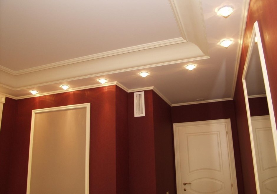 Гипсокартонные потолки с коробами в коридор